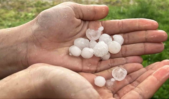 Erik büyüklüğündeki doluların isabet ettiği vatandaşlar panik yaşadı