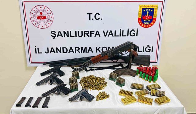 Evden çok sayıda silah, fişek ve mermi çıktı