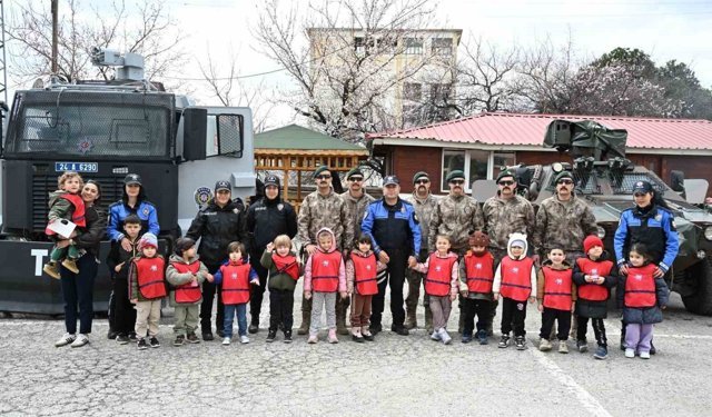 Geleceğin teminatı çocuklar polislik mesleğini tanıdı