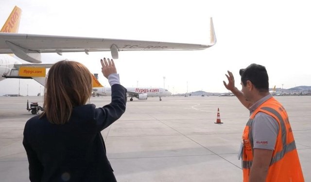 İran'da mahsur kalan Pegasus uçağı 52 gün sonra Sabiha Gökçen'de alkışlarla karşılandı
