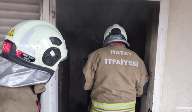 İskenderun'da evin mutfağı alevlere teslim oldu