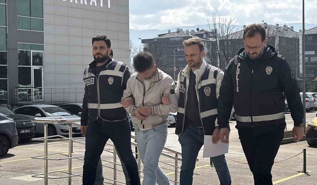 İstanbul'dan gelip Bolu'da iki kadını dolandırdı, kaçış planı TEM'de bozuldu