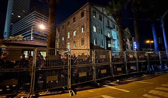 İzmir'de tartışmalı 'Meslek Fabrikası' demir bariyerle çevrildi