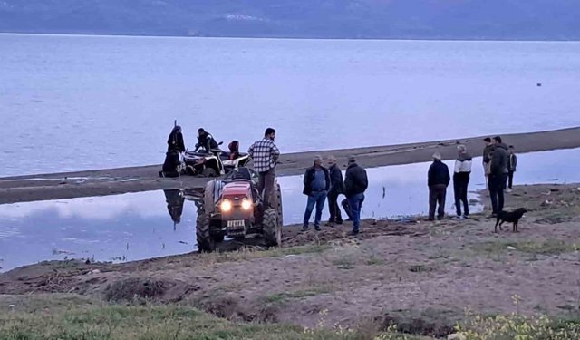 İznik'te ATV kuma saplandı, vatandaşlar seferber oldu