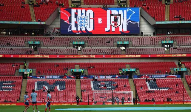 Japon taraftarlar, dünyaya örnek olmaya devam ediyor