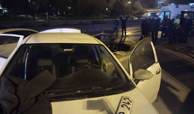 Kadıköy'de emniyet şeridindeki sürücüye otomobil çarptı: 1 ölü