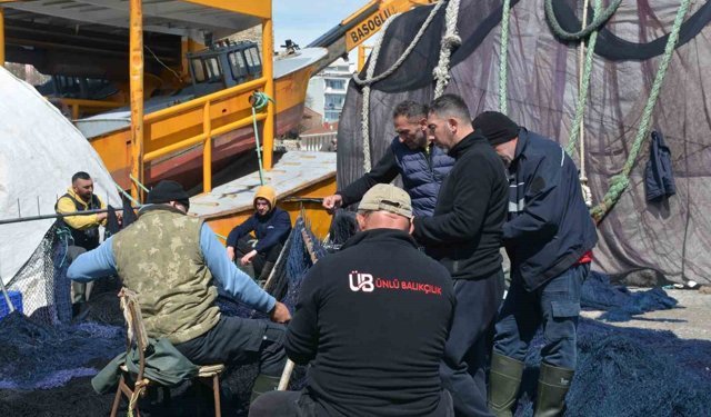 Karadenizli balıkçılar sezon sonunda ağlarını onarıyor