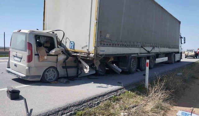 Karaman'da hafif ticari araç tırın dorsesine ok gibi saplandı: 1 ağır yaralı