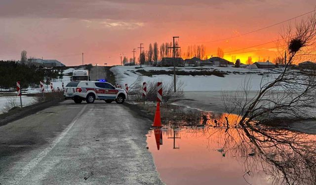 Karayazı'da gölet taştı, yol ulaşıma kapatıldı