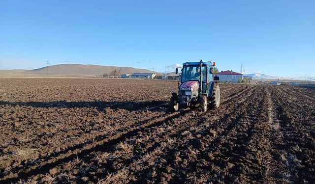 Kars'ta ekin sezonu başladı: Çiftçiler tarlaya indi
