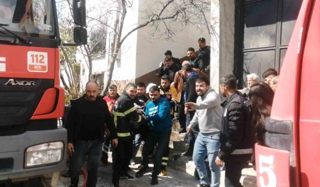 Komşusunu kurtarmak isterken yangının ortasında kaldı