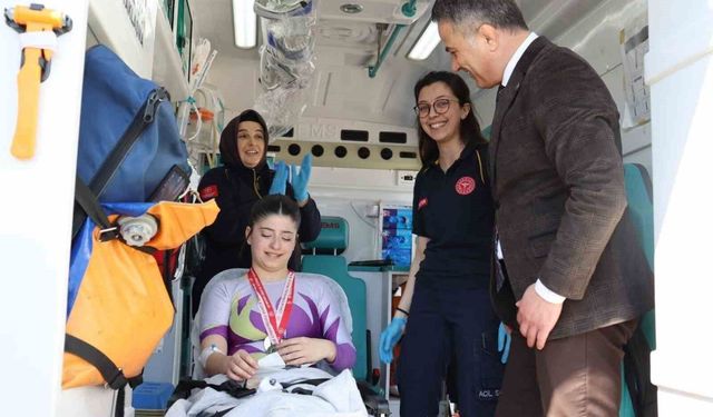 Madalyasını ambulansta aldı