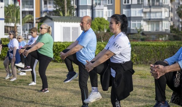Mersin sahilinde sabah sporu buluşmaları yoğun ilgi görüyor