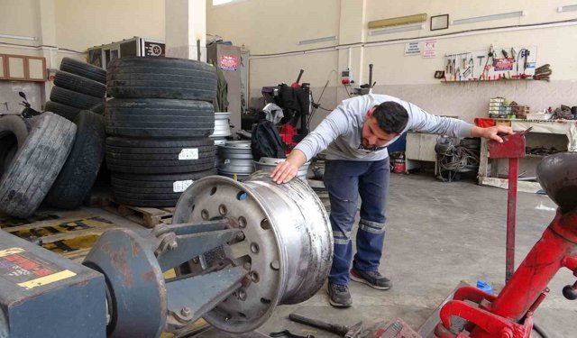 Mersin'de kamyon lastiği şişirirken patladı: O anlar kamerada