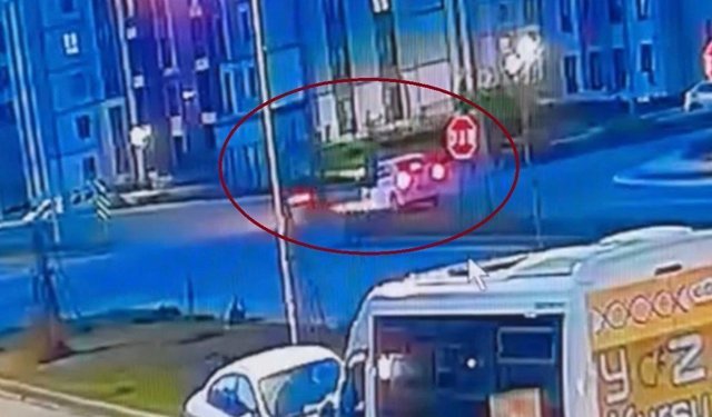 Motosiklet sürücüsünün otomobile çarpmasının etkisiyle fırladığı anlar kamerada