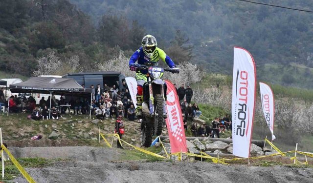 Motosikletler uçtu