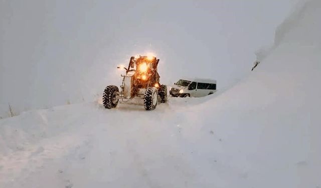 Nisan şaşırttı: Refahiye'de sabah karla uyandılar