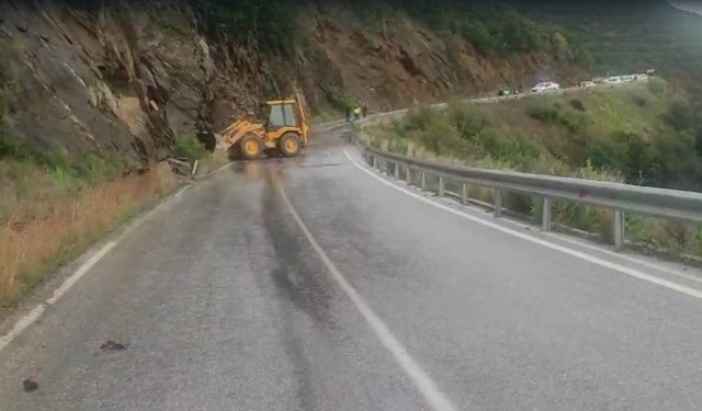 Ödemiş-Turgutlu yolunda toprak kayması: Ulaşım kontrollü sağlanıyor