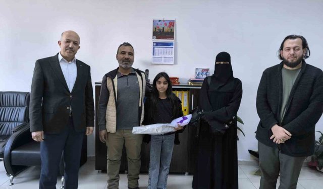 Para dolu çantayı polise teslim eden Suriyeli Rahaf davranışıyla takdir topladı