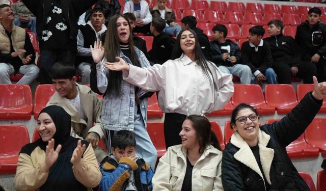 Romanlar, attıkları göbekle düşman çatlattı