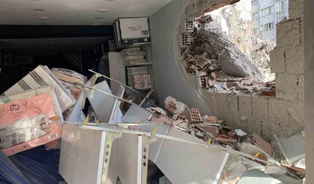 Sadece apartman değil, esnafın ekmek teknesi de yıkıldı