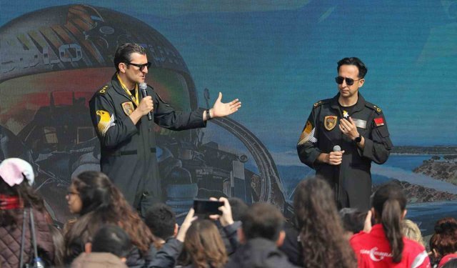 SOLOTÜRK pilotları İstanbul'da vatandaşlarla bir araya geldi