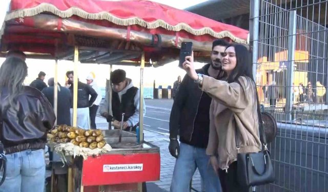 Sosyal Medyada yabancı turistlerin ilgi odağı olan kestaneci Alper Temel, 'Amacım İstanbul'un ruhunu güzelliğini göstermek'