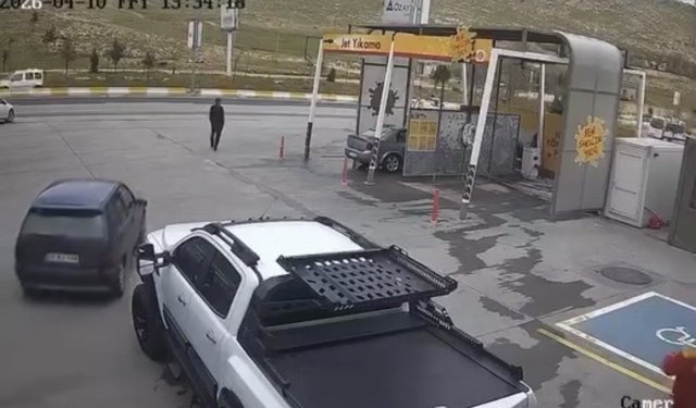 Sürücüsünün el frenini çekmeyi unuttuğu otomobil anayola çıktı