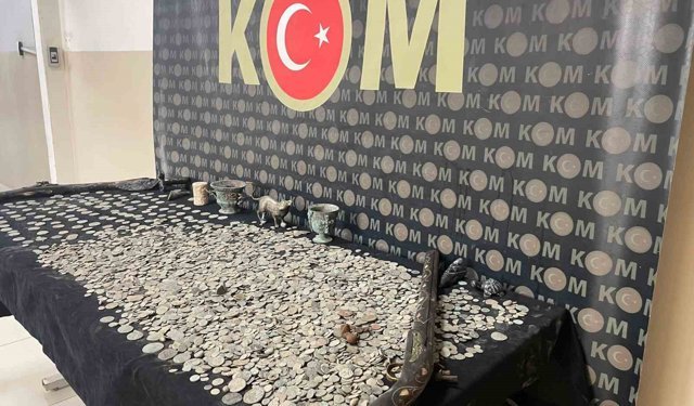 Tarihi eser kaçakçılarına operasyon; binlerce sikke ve onlarca eser ele geçirildi