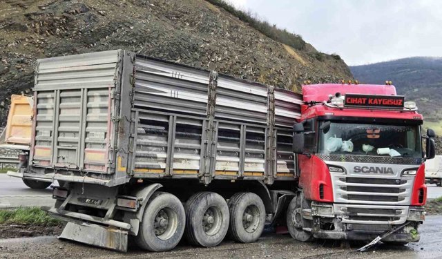 Tır makasladı: Sürücü yaralandı