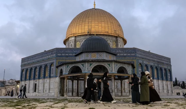 İsrail'in kapattığı Mescid-i Aksa, 41 gün sonra yeniden ibadete açıldı