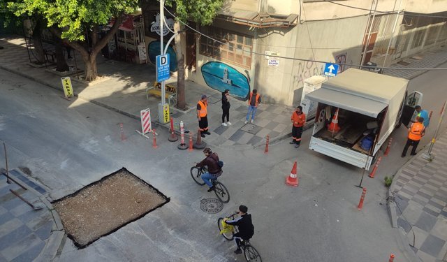 Mersin Büyükşehir Belediyesi’ne bağlı ekipler, yol onarım çalışmaları sürdürüyor