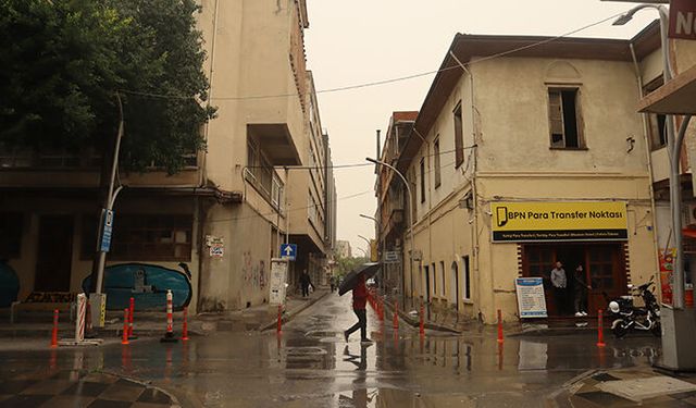 Mersin’de çöl tozu ile beklenen yağış etkili olmaya başladı