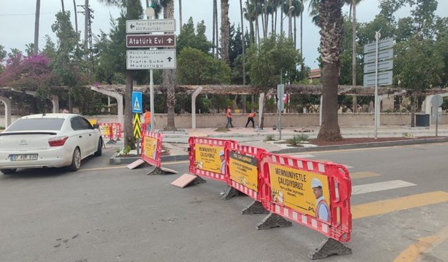 Mersin Büyükşehir Belediyesi kent genelinde kaldırımları yeniliyor
