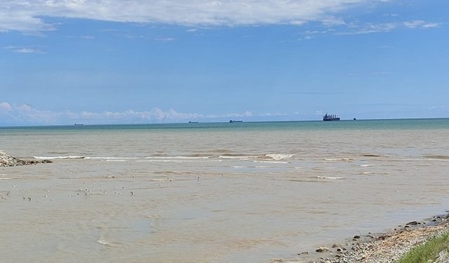 Mersin’de Müftü Deresi’nin taşıdığı çamurlu su denize aktı