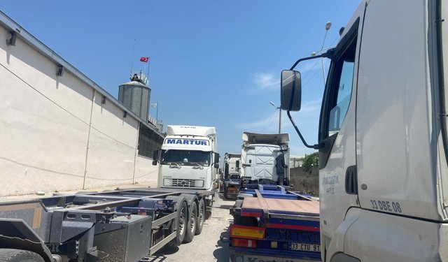 Tır trafiği, esnafı isyan ettirdi: “İş yapamaz hale geldik”