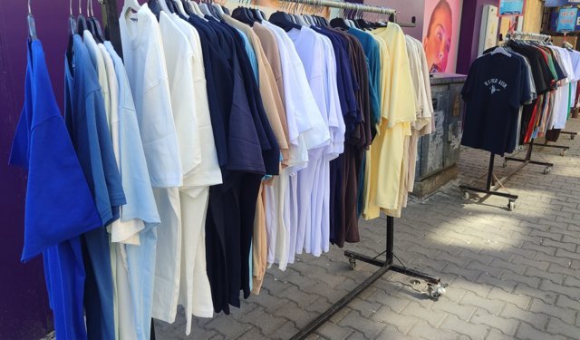 Mersin’de kışlıkların yerini yazlıklar aldı