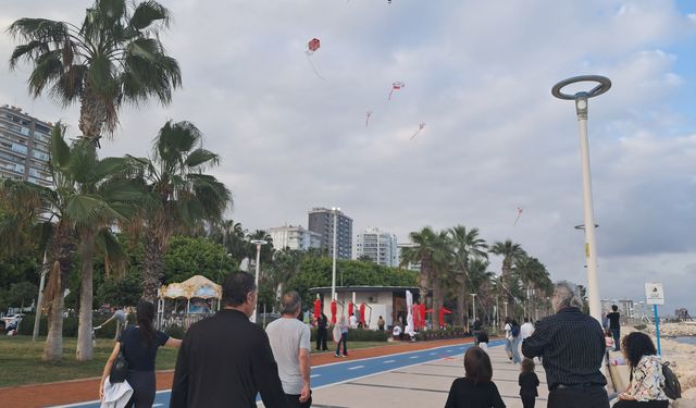 Mersin’de gökyüzü eczacıların uçurtmalarıyla renklendi