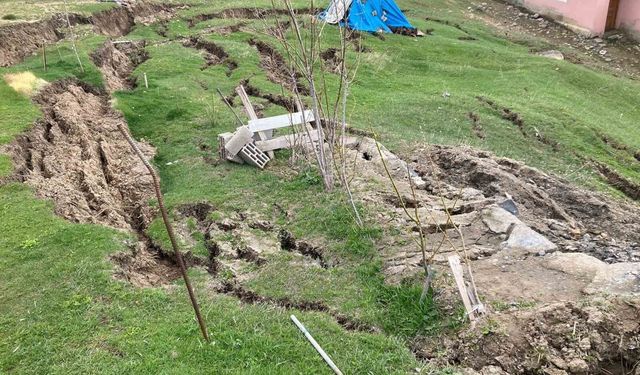 Ağrı'da heyelan evlerin çevresinde yarıklar oluşturdu