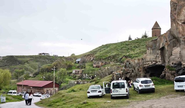 Ahlat'ın tarihi ve doğal güzelliklere bayram ilgisi