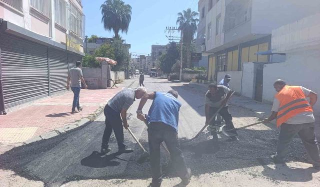 Akdeniz'de asfalt yama çalışmaları devam ediyor