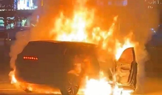 Alev topuna dönen elektrikli SUV yangın battaniyesi kullanılarak söndürüldü
