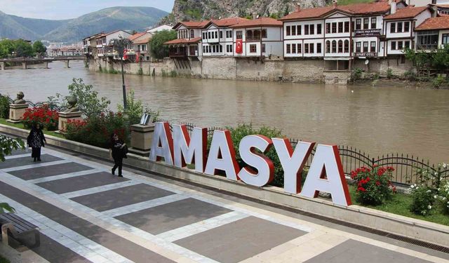 Amasya'da Yeşilırmak'ın debisi 130 metreküpe kadar düştü: Vatandaşlar güneşli havada nehri izledi