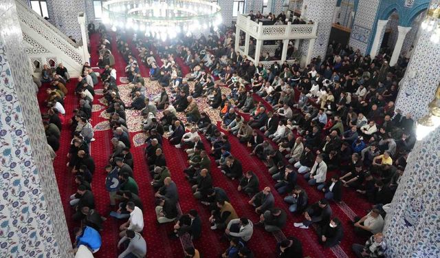 Bayram namazında ilk saf Iğdır'da tutuldu