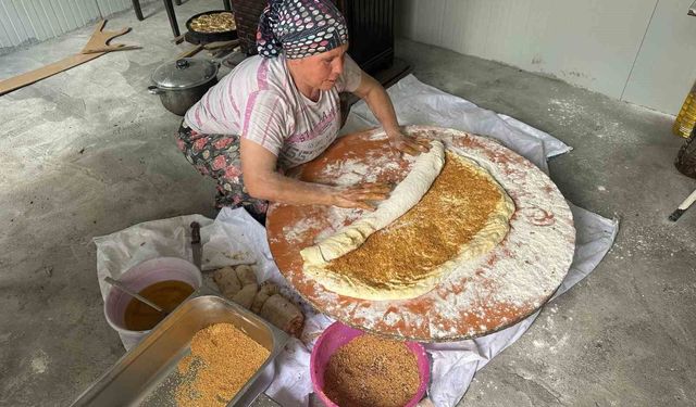 Bayrama özel köylerde taş fırınlarda pişen 'bayram çöreği' yok satıyor