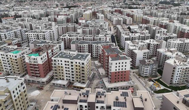 Depremde yüzlerce kişiye mezar olan ve yeniden inşa edilen mahallede şükür namazı kılındı