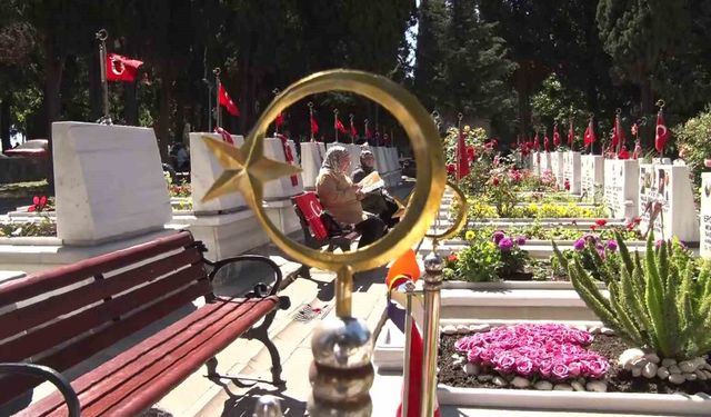 Edirnekapı Şehitliği'nde bayram ziyareti