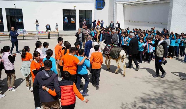 'Eşekli Dostoyevski' Erzincan'da öğrencilere kitap dağıttı