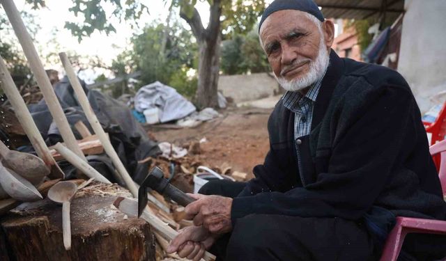 Hatay'da 85 yaşındaki usta, 70 yıldır ağaç dallarını keser ve bıçakla kaşığa dönüştürüyor