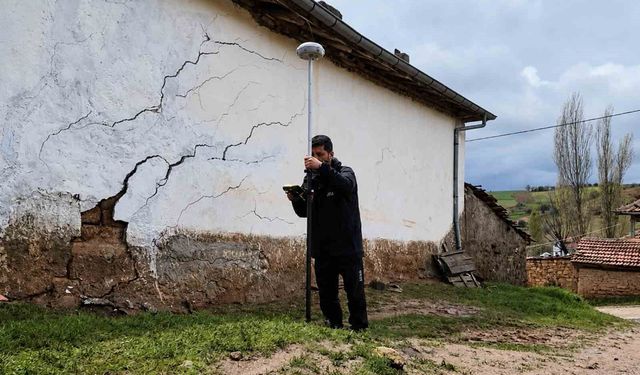 Heyelan köyü tehdit ediyor, vatandaş tedirgin: 'Durum çok ciddi'